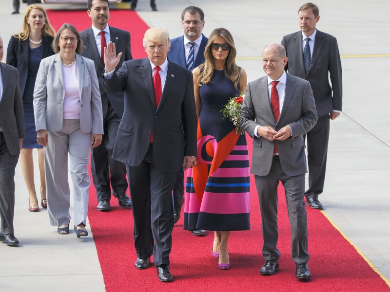 Für Donald Trump ist es der erste Besuch als US-Präsident in Deutschland. Der Hamburger Bürgermeister Olaf Scholz (SPD, rechts) begrüßte den Gast aus Amerika.