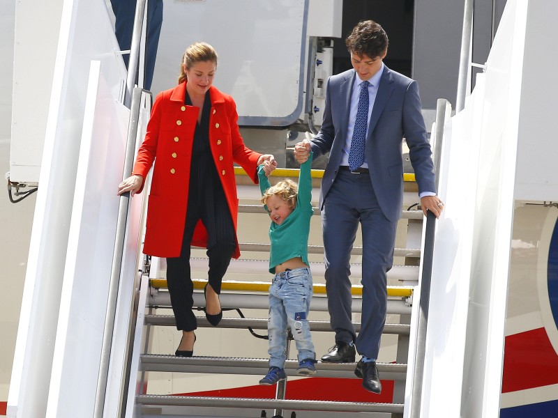 „Engelchen flieg“: Vor den Ausschreitungen bezauberte viele dieses Bild von der Ankunft Justin Trudeaus. Kanadas Premier brachte nicht nur seine Frau Sophie, sondern auch den jüngsten Sohn Hadrien mit nach Hamburg.