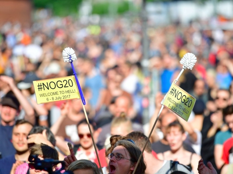 Am Hamburger Fischmarkt hatte es am Nachmittag zunächst Musik und Redebeiträge gegeben. Die Demonstration sollte vom Fischmarkt über die Reeperbahn bis etwa 300 Meter an die Messehallen heran ziehen.