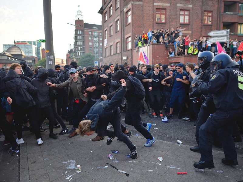 Demonstranten warfen Flaschen und zündeten Feuerwerkskörper.