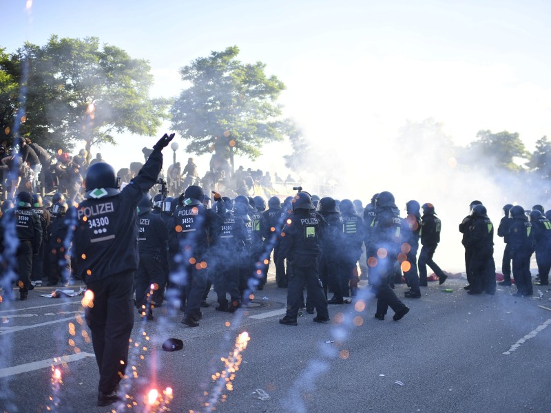 Feuerwerkskörper und Rauchbomben wurden von Demonstranten gezündet. Ein Beamter wurde verletzt, als unmittelbar vor seinem Gesicht ein Feuerwerkskörper explodierte. 