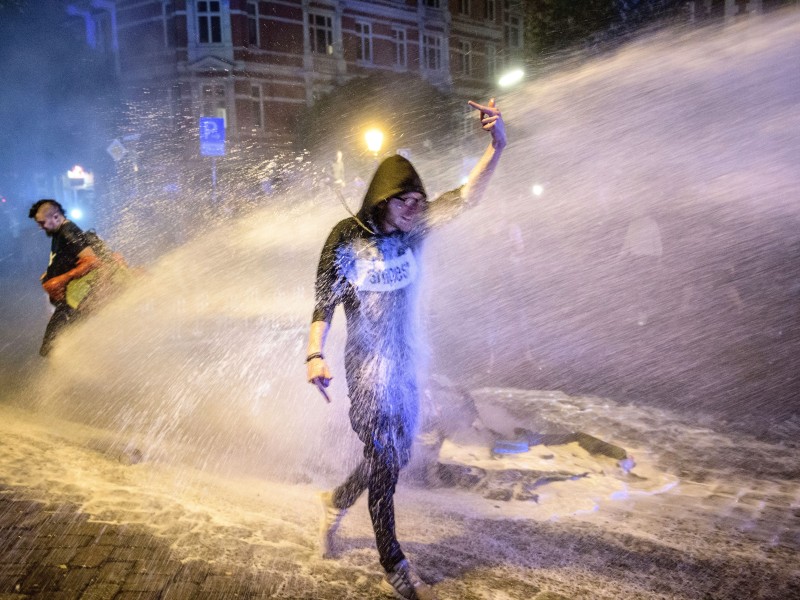 Ein Demonstrant stellte sich den Wasserwerfern mit ausgestrecktem Mittelfinger entgegen.