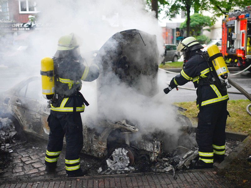 Am Freitagvormittag hatten Vandalen viele Autos in Brand gesteckt – wie zuvor in der Nacht auch schon.