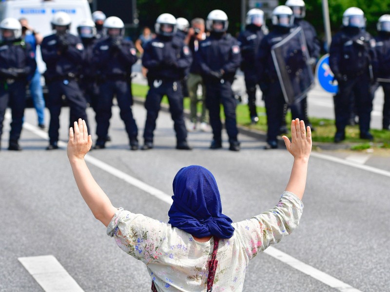 Ein Demonstrant auf der Straße.