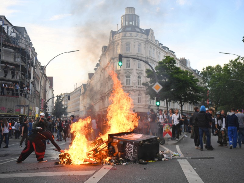 Vor allem in der Sternschanze kam es am Freitagabend zur Konfrontation zwischen Demonstranten und Polizisten.