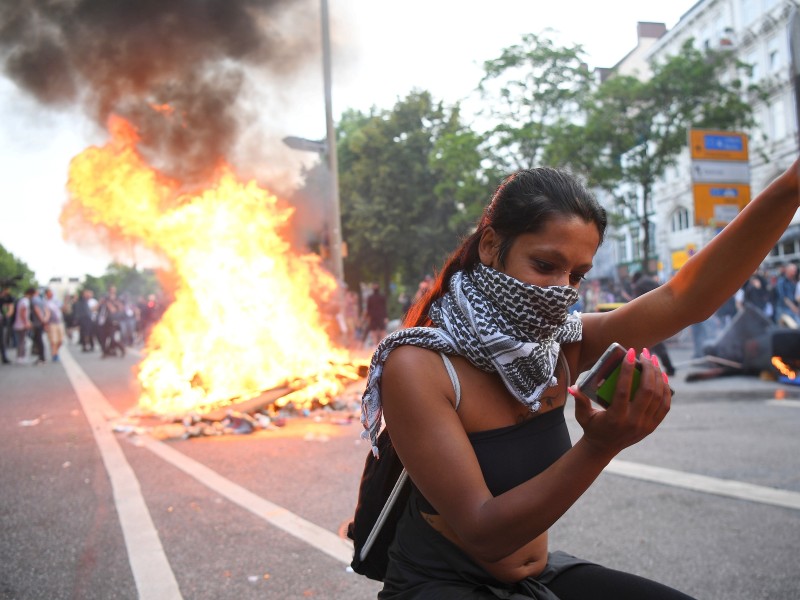 Diese Frau in der Innenstadt vermummte ihr Gesicht - wie viele andere Demonstranten auch. 