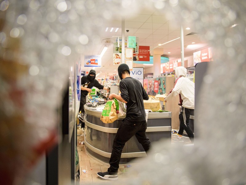 Die Randalierer plünderten auch einen Supermarkt. 