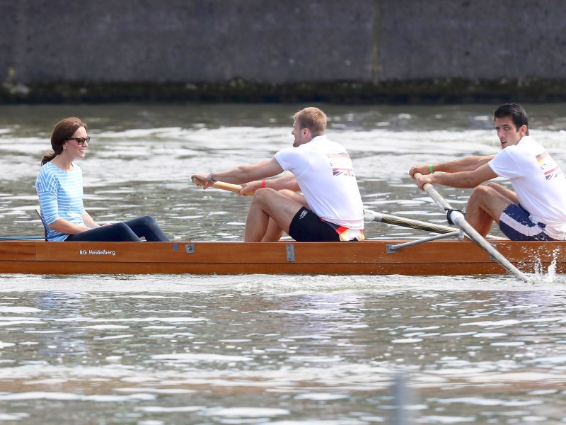 Kate übernahm die Rolle der Steuerfrau in einem Boot. 