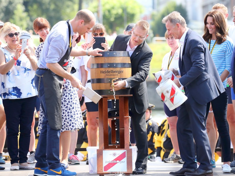 William persönlich war für das Anzapfen des Bierfasses zuständig. 