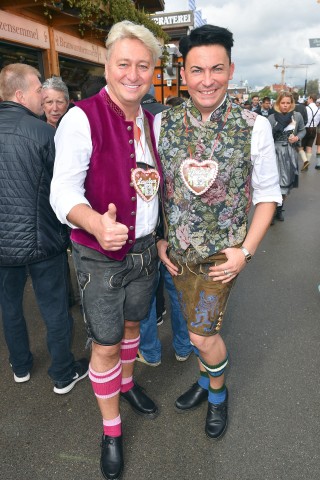 Matthias und Hubert Fella mit Lebkuchenherz.