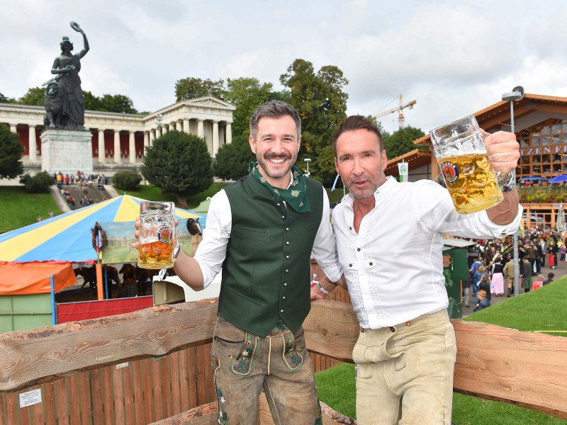 Prost! Jochen Schropp und Jochen Bendel hatten Durst.