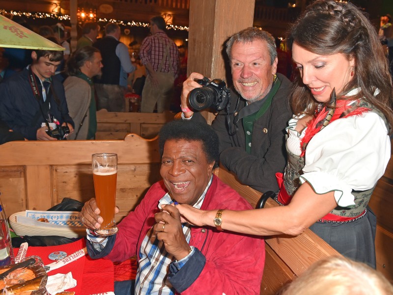 Stimmungskanone Roberto Blanco hielt Händchen mit Fernsehmoderatorin Uschi Dämmrich von Luttitz, Schauspieler Hansi Kraus ging unter die Fotografen. 