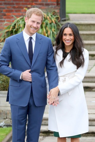 Die beiden traten am gleichen Tag vor die Kameras im Garten des Kensington-Palasts. Sichtlich nervös nestelte Harry an seinem Jackett herum, bevor er den wartenden Fotografen verkündete, dass es Liebe auf den ersten Blick gewesen sei: „Wann wusste ich, dass sie die Richtige ist? Beim ersten Mal, als wir uns gesehen haben“, rief Prinz Harry ihnen zu. Markle sagte, sie sei „sehr glücklich“. 