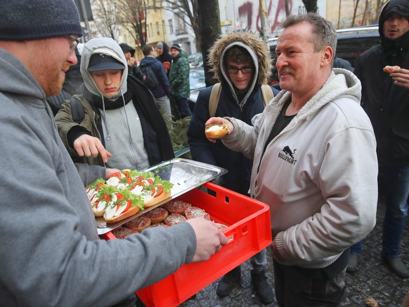 Für die Wartenden gab es am Morgen Frühstück.