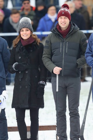 Außerdem auf dem Programm: Kate und William kamen beide dick eingemummelt und mit großen Pudelmützen zum Treffen mit Hockeyspielern. Kates Babybauch fiel unter ihrem schwarzen Mantel kaum auf. Sie erwartet im April ihr drittes Kind.