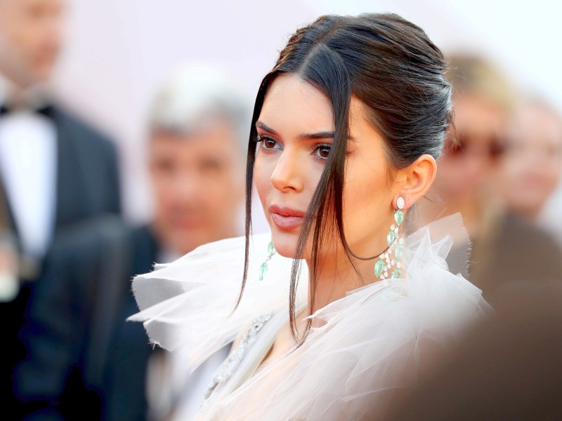 Kendall Jenner kam zur Premiere von „Girls Of The Sun in einem sehr freizügigen Kleid. Es war nicht der einzige sexy Auftritt.