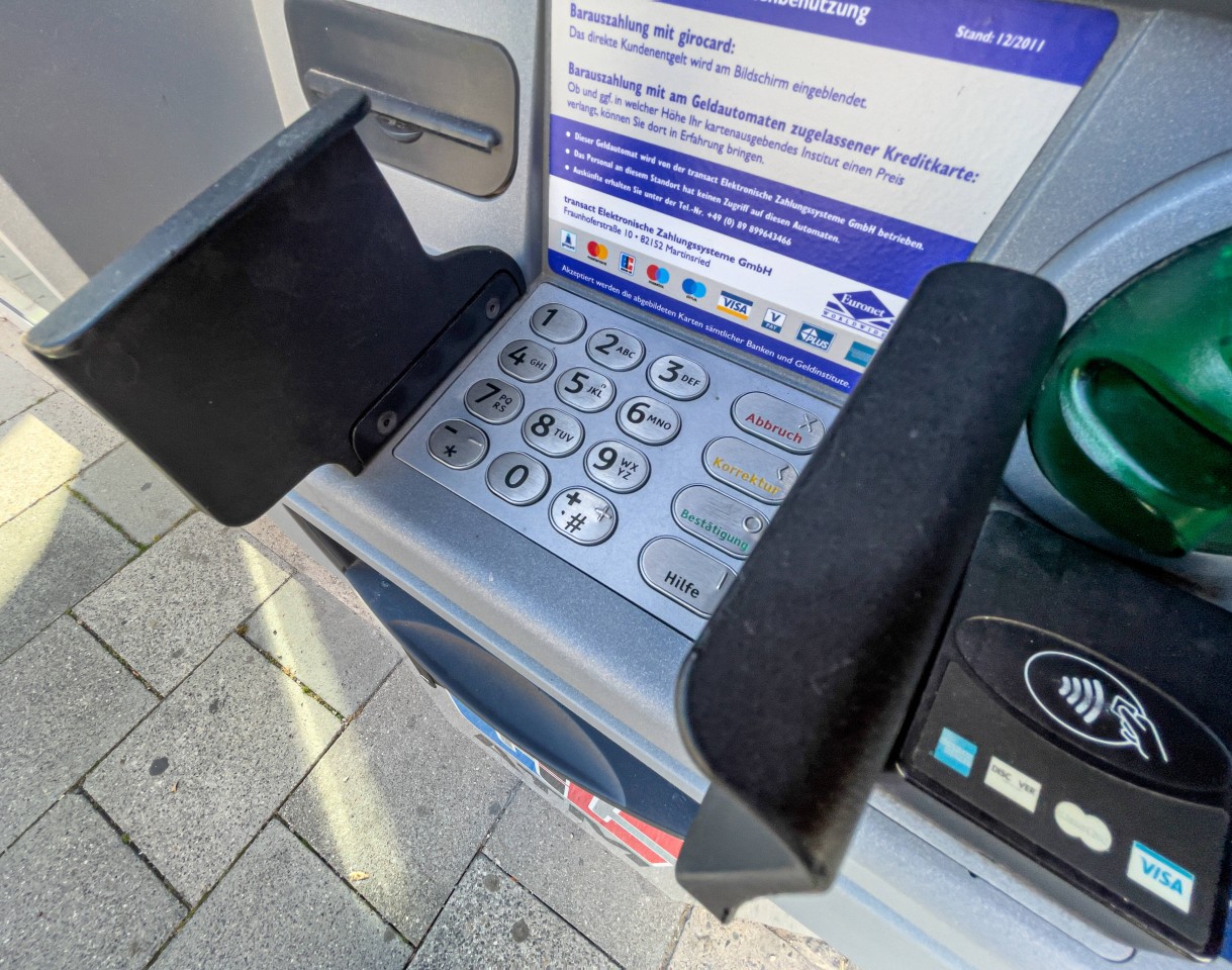 In der Nähe einer Postbank in Essen wurde ein Mann brutal überfallen (Symbolfoto).