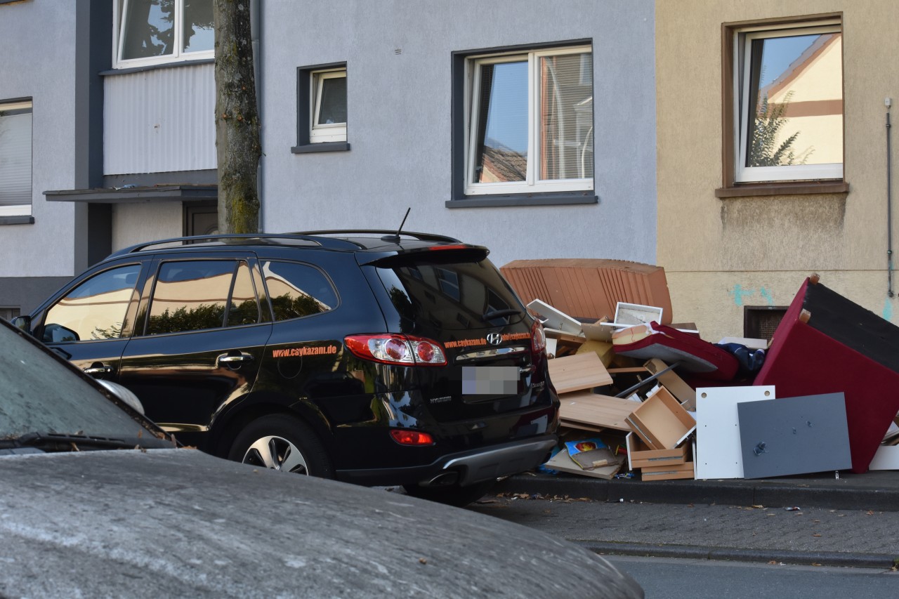 Dauerhafte Sperrmüllberge wie dieser prägen nicht wenige Straßenzüge in Gelsenkirchen-Schalke.