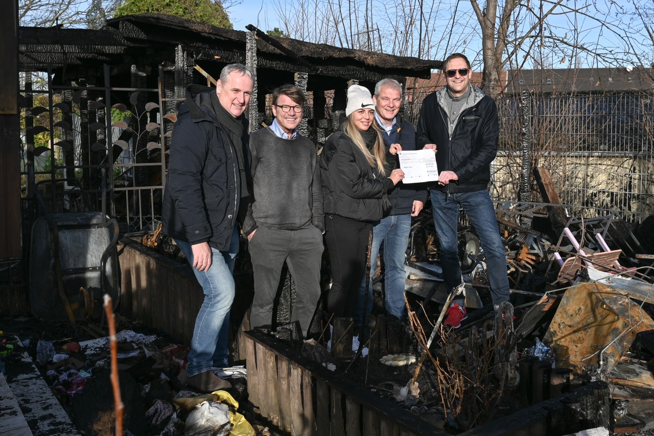 Alexander Baron, Uli Nickel, Holger Machnik und Volker Heimeshoff vom Club Grubengold haben dem Lalok Libre eine großzügige Spende überreicht.