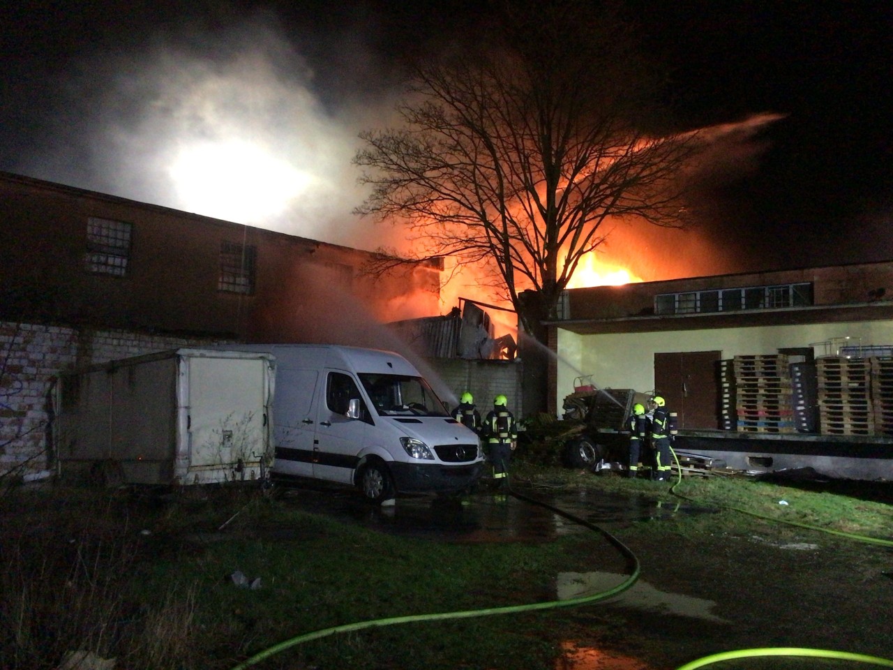 Die Feuerwehr Gelsenkirchen im Einsatz im Gewerbegebiet Ückendorf.