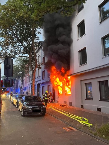 Aus einer Erdgeschoss-Wohnung in Gelsenkirchen schossen plötzlich Flammen aus dem Fenster. 