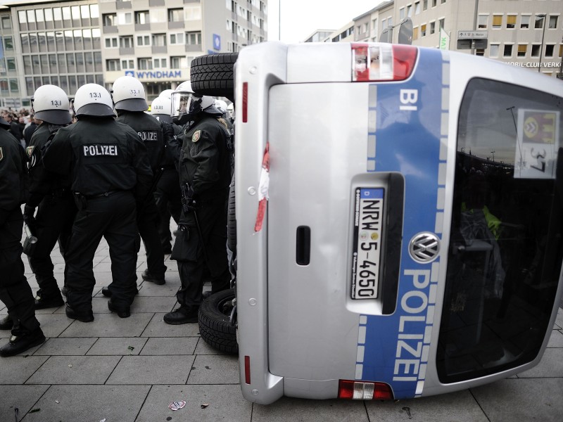 ... bei den Ausschreitungen in der Kölner Innenstadt verletzt, einer davon schwer. Mehr als ...