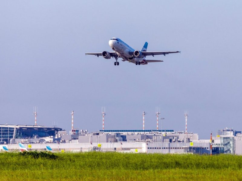 Ein Flugzeug beim Start von einer Startbahn.