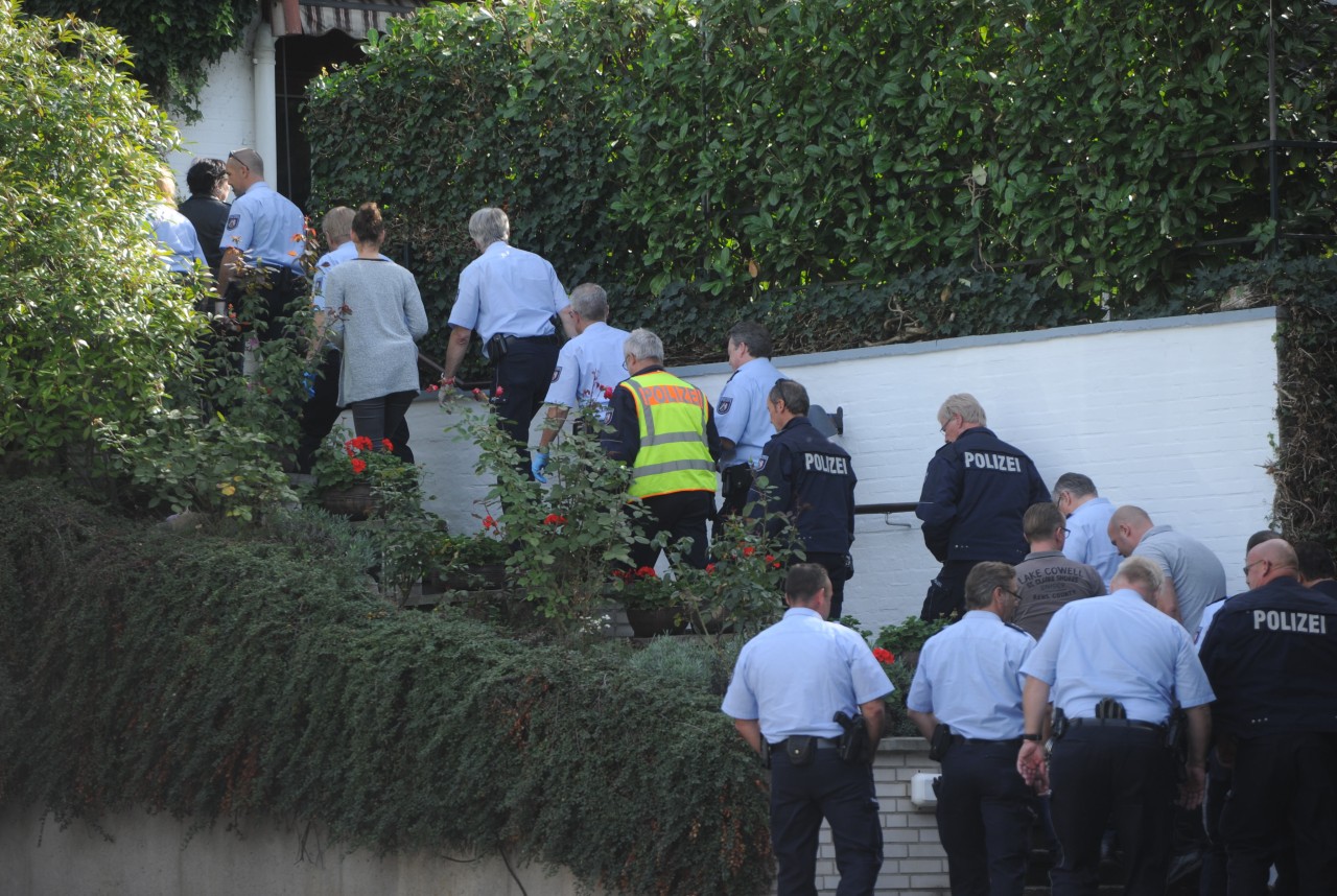 Ein Großaufgebot der Polizei sucht nach der Tatwaffe.