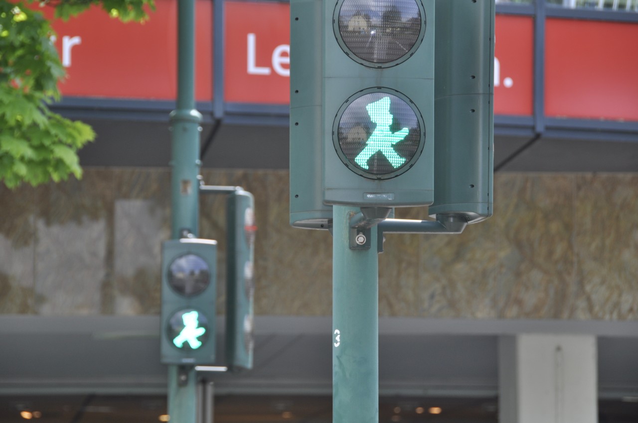 Eine Grünphase nach der anderen soll ein 38-Jähriger aus Duisburg hinter seinem Steuer verschlafen haben. (Symbolbild)