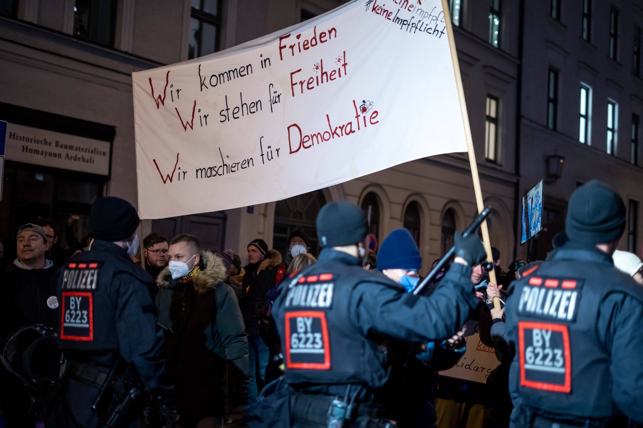 Eine Grünen-Politikerin hat ein härteres Vorgehen gegen Querdenker-Demonstranten, wie hier in München, gefordert.