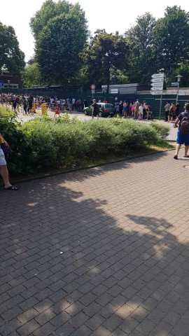 Lange Schlangen vor dem Grugabad in Essen.