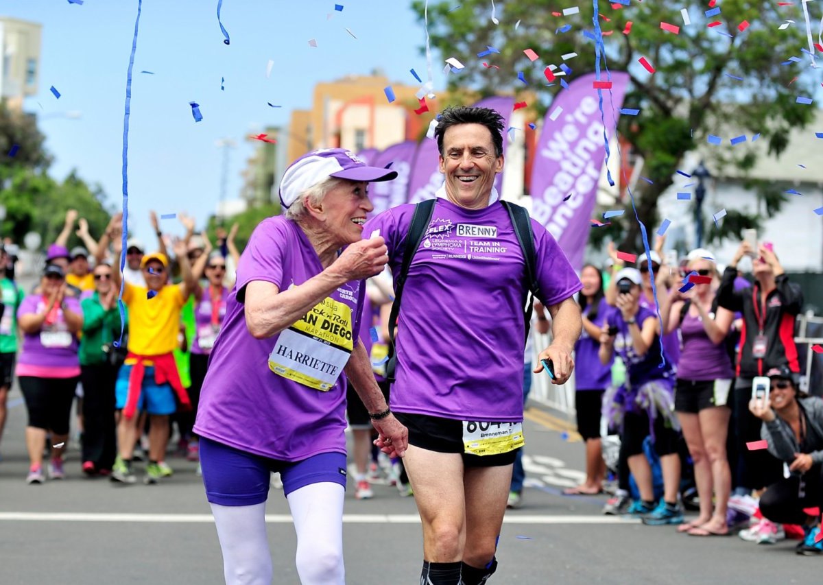 Harriette Thompson (92) hat als älteste Marathonläuferin der Welt den "Suja Rock 'n' Roll San Diego Marathon" absolviert.