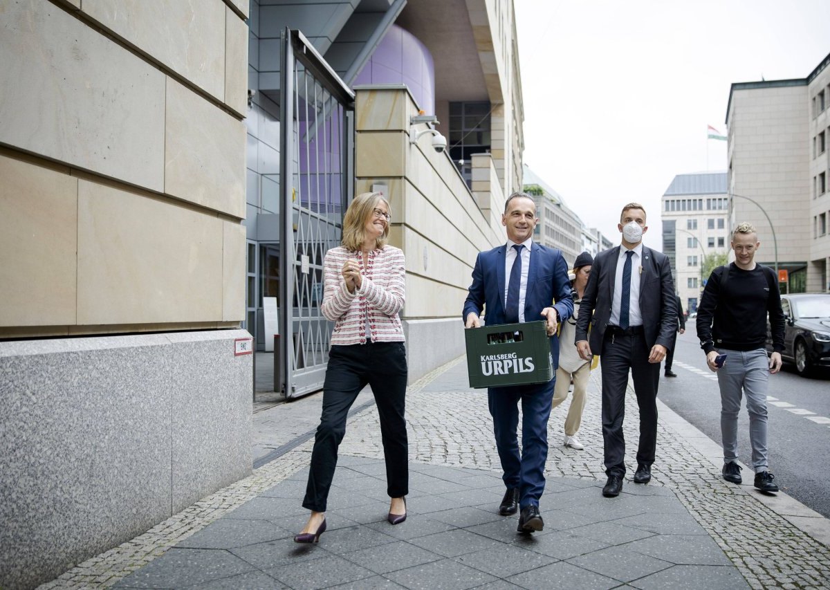 Heiko Maas und Bier.jpg