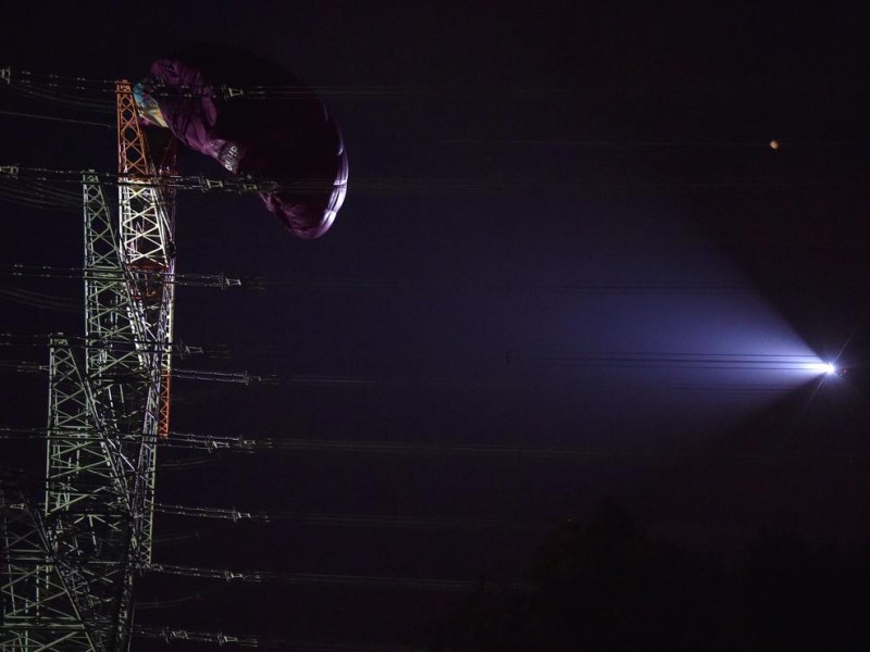 Ein Polizeihubschrauber gab den Höhenrettern Licht.