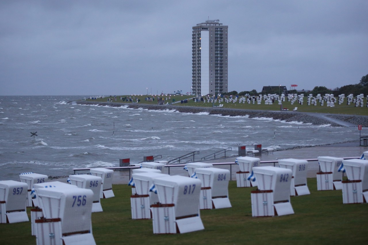 Das Hochhaus auf Büsum sticht sofort ins Auge.