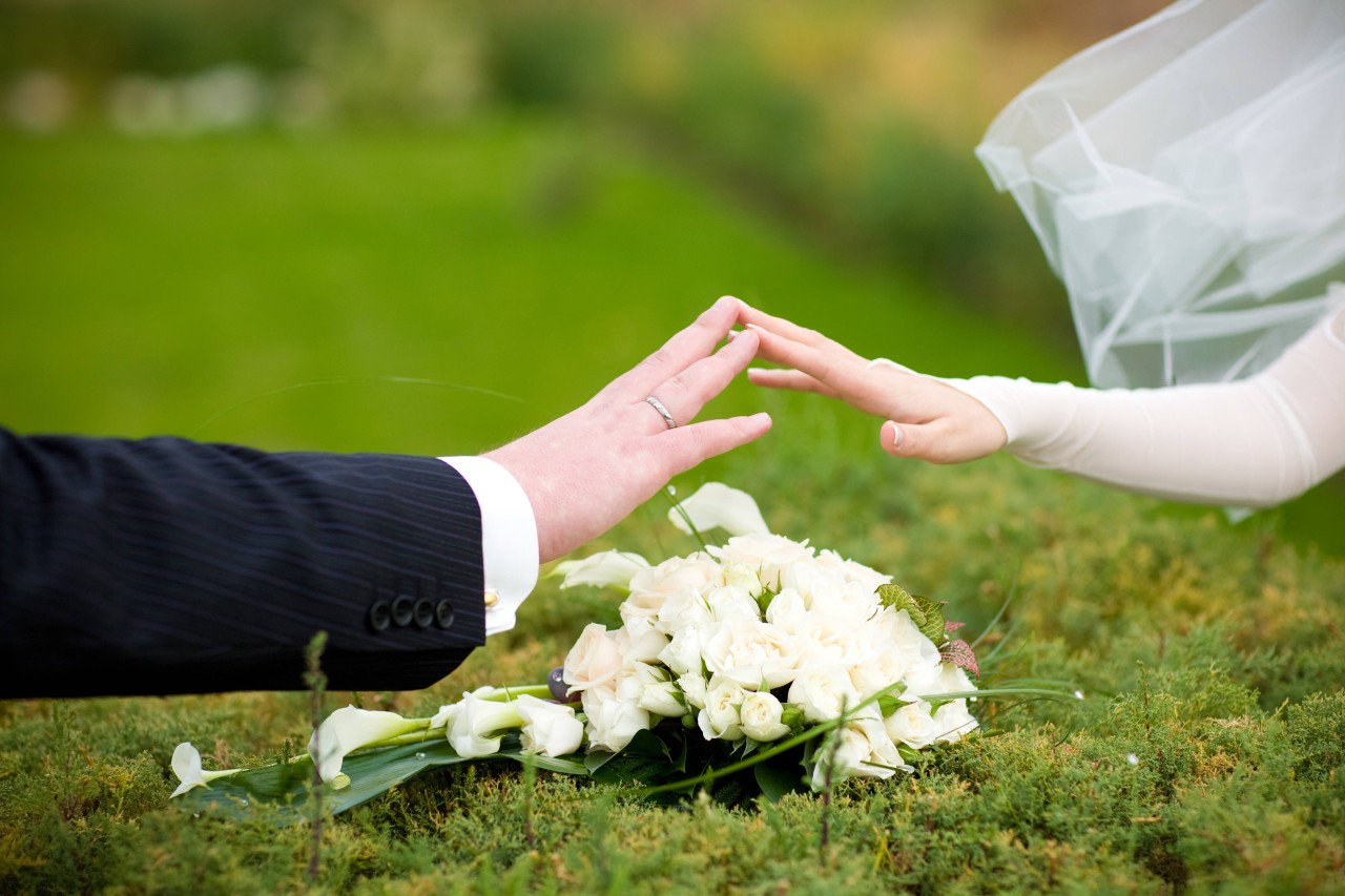 Hochzeit: Während der Feier legte der Bräutigam sein Sakko ab. Das sollte sich als Fehler herausstellen. (Symbolbild)