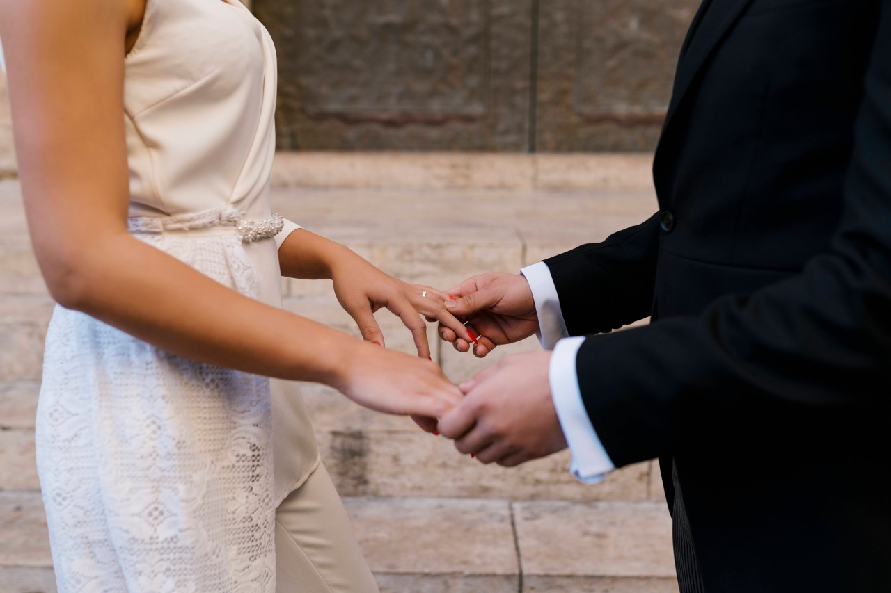 Bei ihrer Hochzeit überrascht die Braut ihren Verlobten mit einer besonderen Aktion. (Symbolbild)