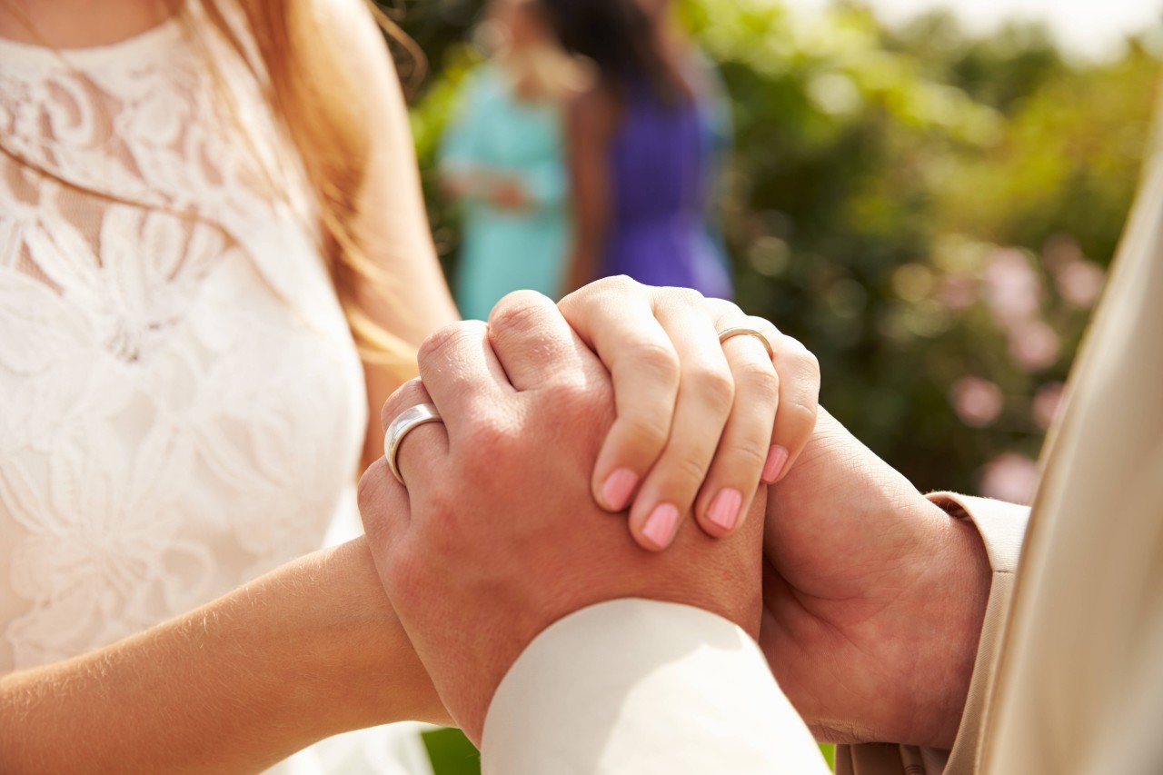 Hochzeit: Eine Frau will unbedingt dort heiraten, wo ihr erster Mann begraben wurde. (Symbolbild)