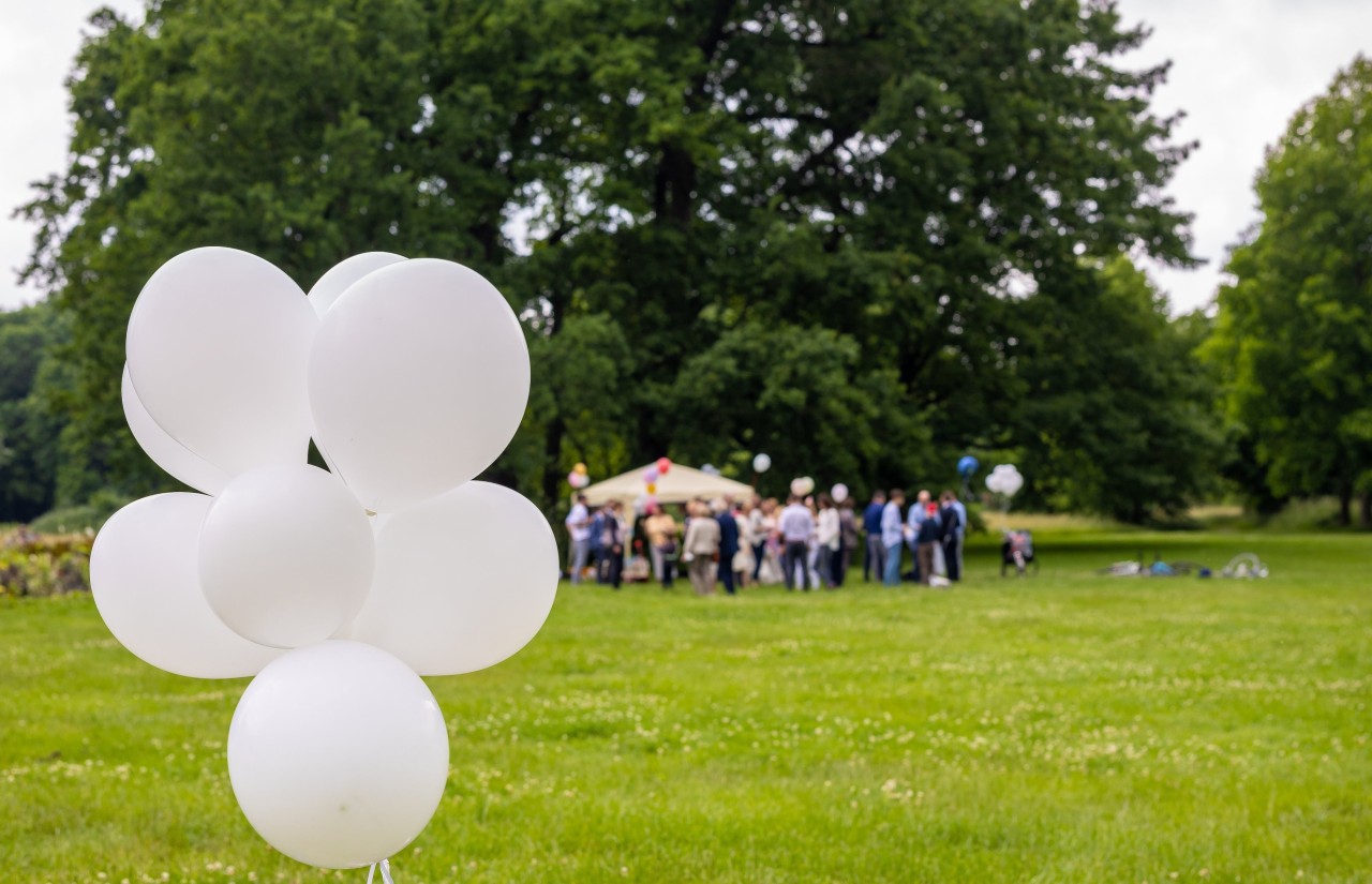 Weil einige Gäste ohne Absage nicht zur Hochzeit erschienen waren, gab es vom Brautpaar eine Rechnung. (Symbolbild)