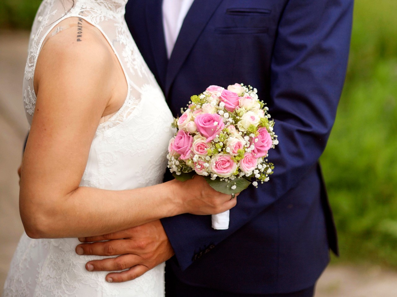 Hochzeit: Ein Brautpaar überrascht seine Gäste und trauen sich etwas. (Symbolbild)