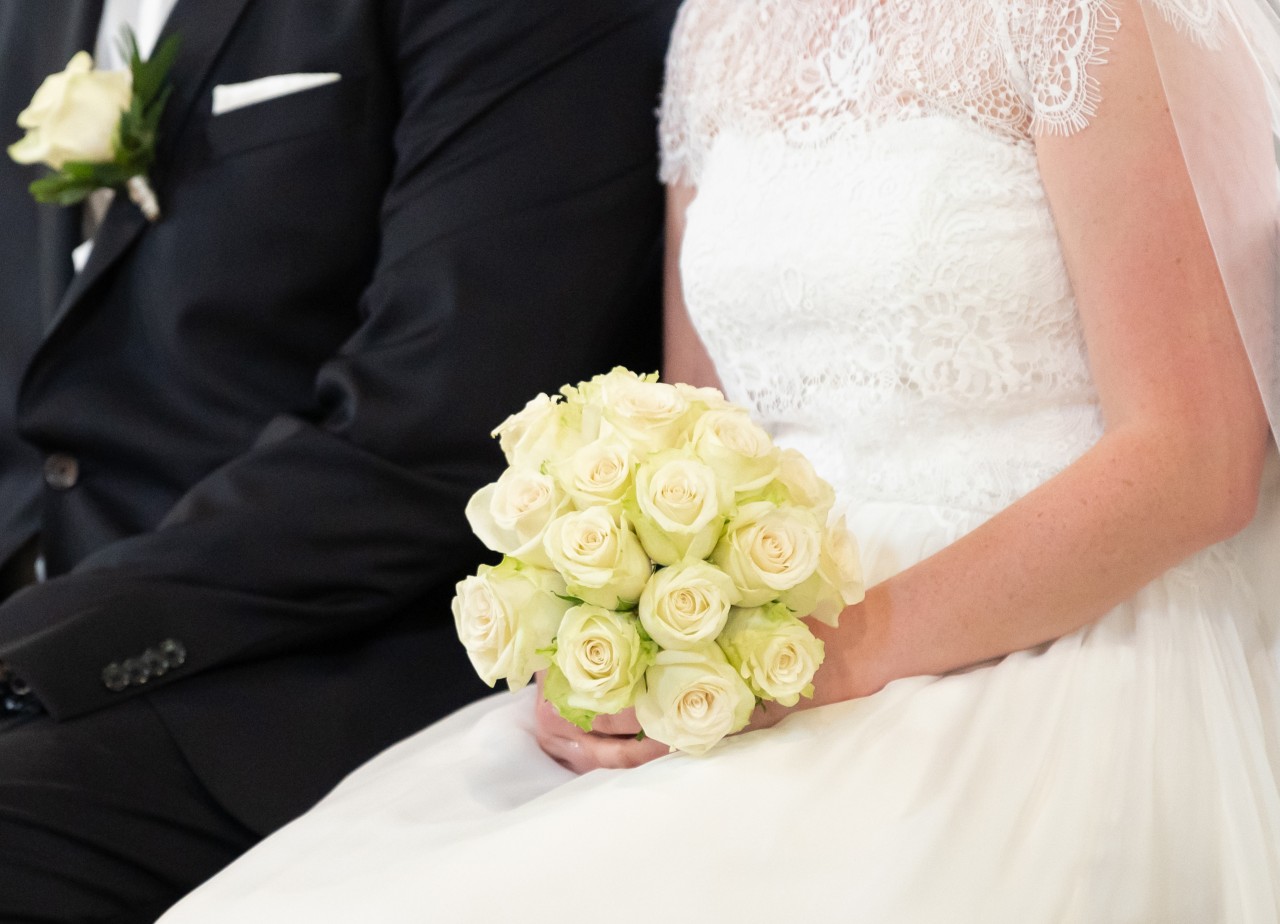 Hochzeit: Braut fällt aus allen Wolken, als sie DAS von ihrem künftigen Schwager erfährt (Symbobild). 