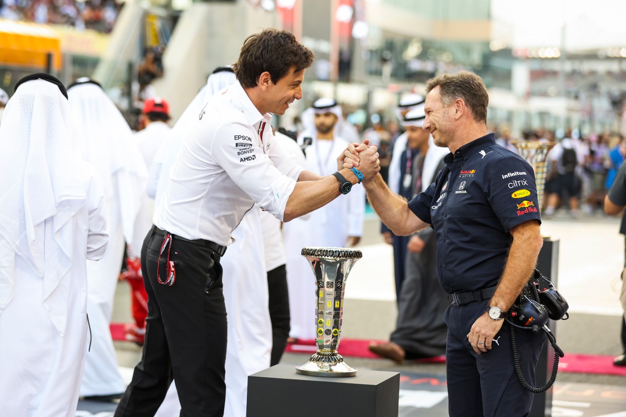 Toto Wolff (l.) und Christian Horner sollen sich wieder öfter die Hand reichen. 