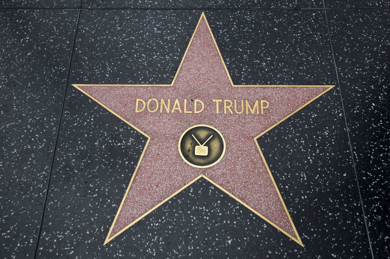 Hund erleichtert sich auf Walk of Fame – seine Hinterlassenschaft landet auf dem Stern von Donald Trump!