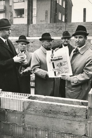 Rolf und Dr. Claus Stauder beim Neubau des Verwaltungsgebäudes im Jahr 1967. Es war auch das Jahr, in dem ihnen ihr Vater Hans-Jacob Stauder die Geschäftsführung der Brauerei übertrug. Die Brüder waren damit bereits die fünfte Generation, an die das Unternehmen ging. Sie entwickelten aus dem einstigen Bier der Bergmänner die Marke Stauder Pils.