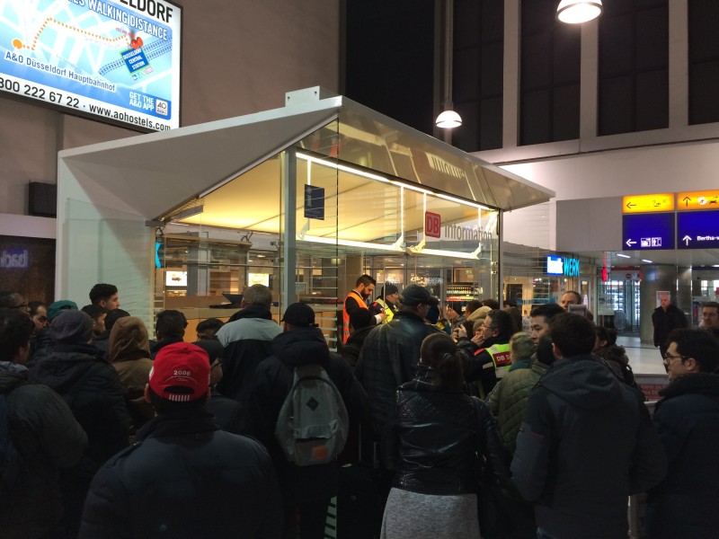 Zahllose Fernzüge wurden umgeleitet. Deshalb herrschte Freitagnacht um 1:30 noch ein großer Andrang am Auskunfts-Schalter der Deutschen Bahn.