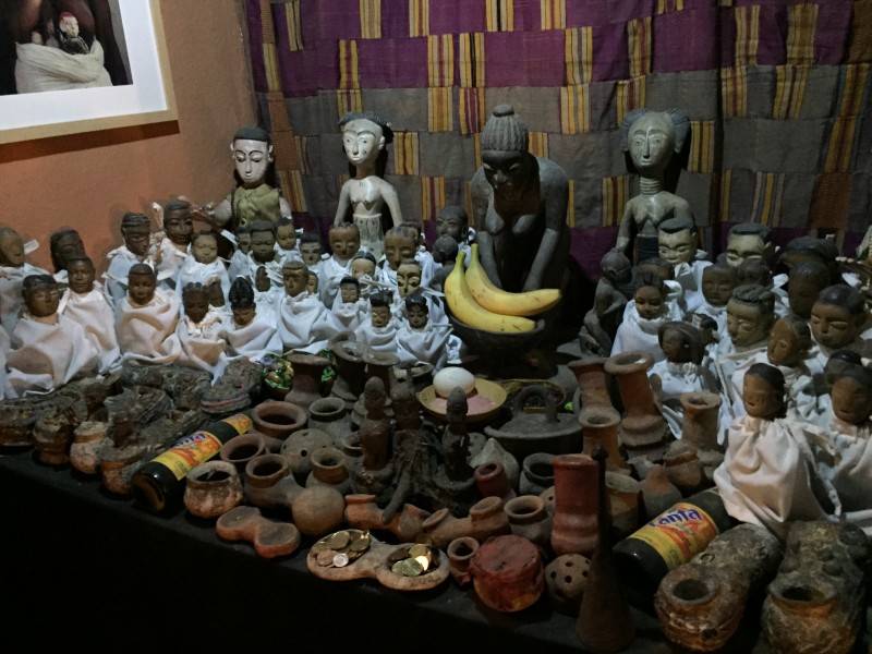 Ein Altar für Zwillinge. Eine Figur steht für einen verlorenen Zwilling, den die Mutter nicht ernähren konnte.