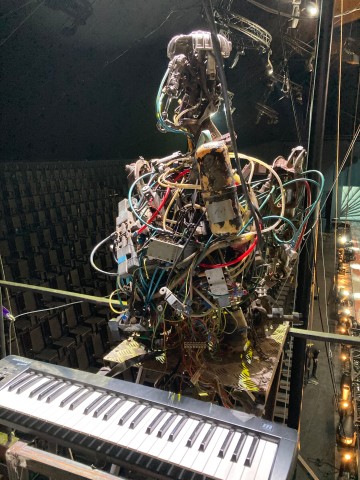 Ein Blick von hinten auf den Managerroboter Elton. Und mit diesem Keyboard plus Laptop steuert Kolja Kugler seine komplette Band.