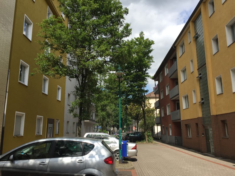 Hinter der Weseler Straße liegt auch die Henriettenstraße. Hier gibt es viele Mehrfamilienhäuser. Das Umfeld wirkt ruhig.