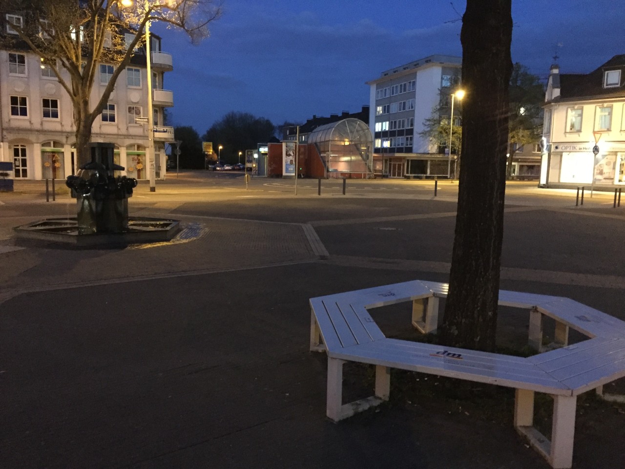 Der Kirchplatz in Mülheim-Heißen war nach 21 Uhr so gut wie leer.