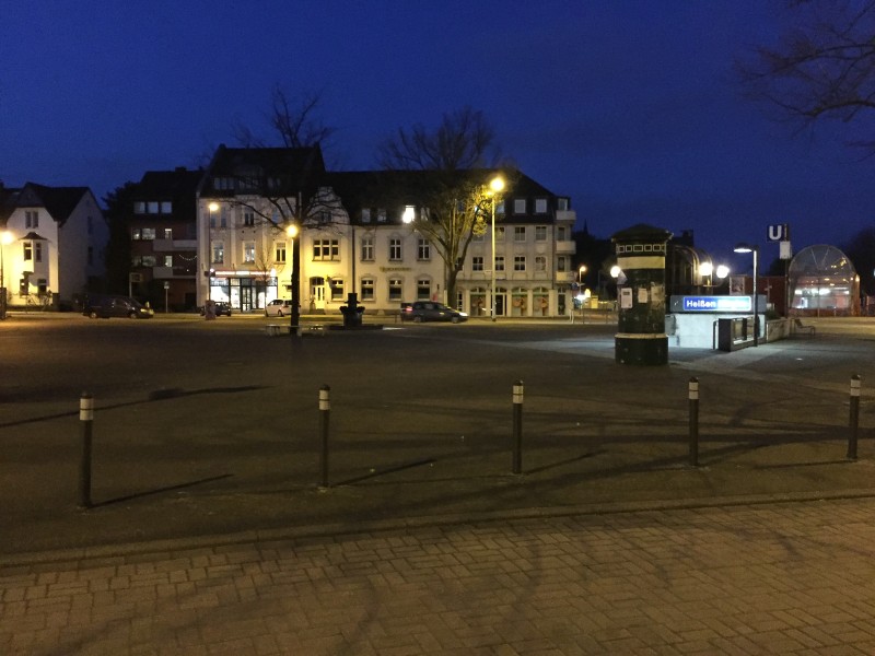 Der Kirchplatz in Mülheim-Heißen war nach 21 Uhr so gut wie leer.